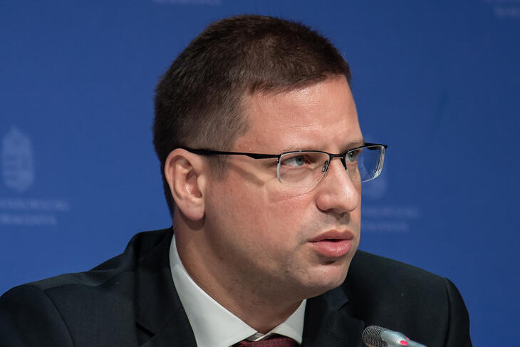 Brüsszeli ingyenjegyet adna a menedékkérőknek Gulyás Gergely 