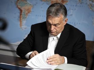 Orbán Viktor a migránsokra mutogatva kéri kötelezettségszegési eljárások felfüggesztését