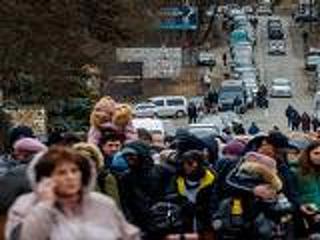 Özönlenek a háború elől menekülők