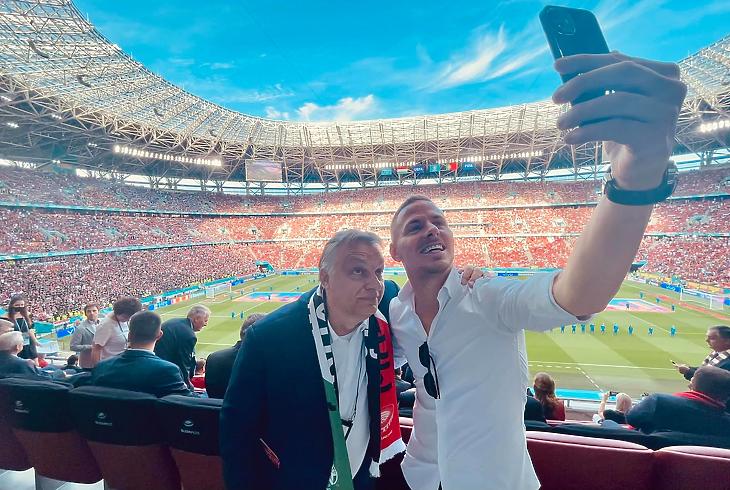 Orbán Viktor Dzsudzsák Balázzsal selfizett a Puskás Arénában a magyar-portugál EB-meccs előtt (Fotó: Orbán Viktor/Facebook)
