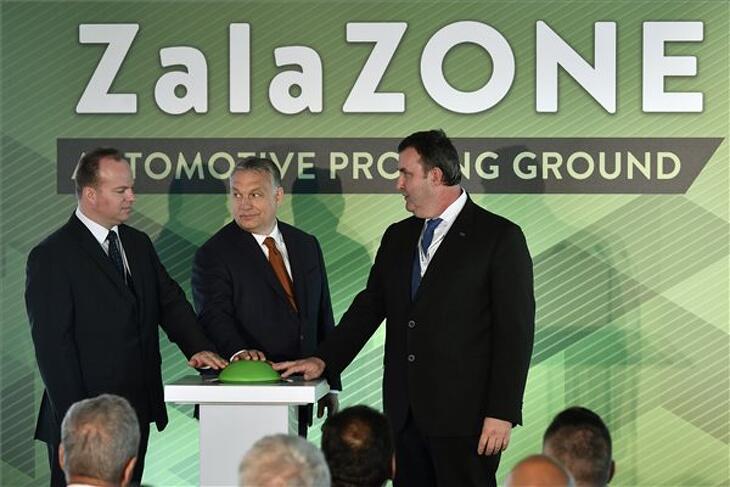 Orbán Viktor, Palkovics László és Háry András, az Autóipari Próbapálya Zala Kft. ügyvezetője átadja a ZalaZone tesztpálya első ütemét 2019. május 20-án.