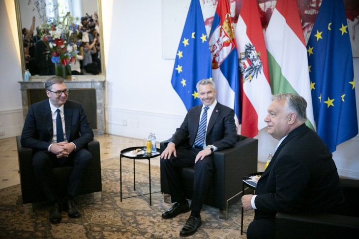 Mosolyognak, pedig nem látják derűsnek az európai helyzetet. Fotó: MTI / Miniszterelnöki Sajtóiroda / Benko Vivien Cher