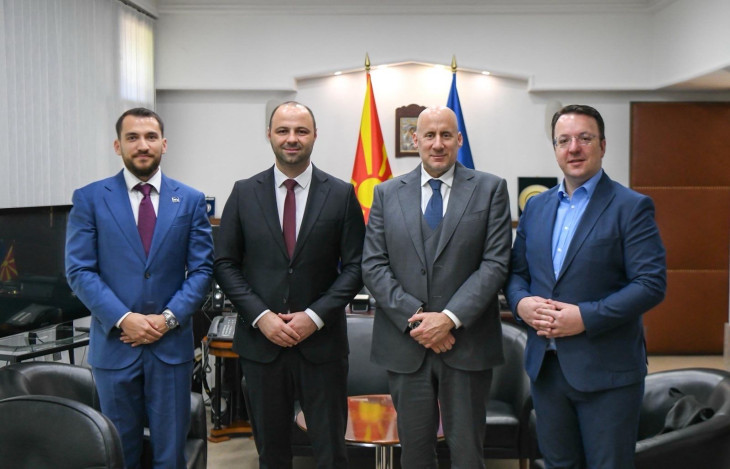Alexander Nikoloski észak-macedón miniszterelnök-helyettes (a kép jobb oldalán), valamint Vlado Misajlovski védelmi miniszter (a képen középen, Jászai Gellért mellett) és Sárhegyi István