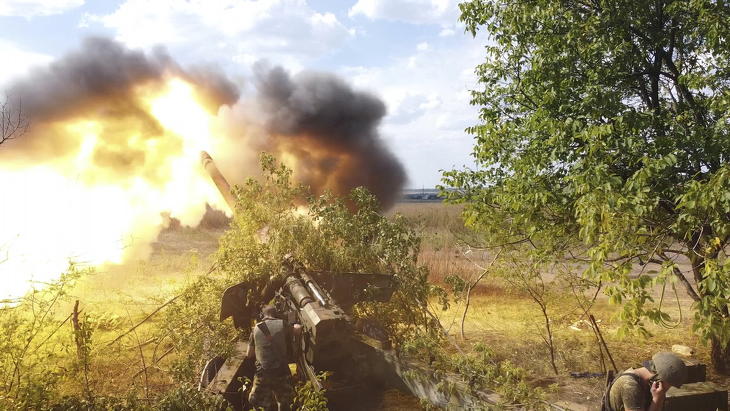 Az ukrajnai oroszbarát szakadár Donyecki Népköztársaság milíciájának tagjai 2A36 Hjacint-B 152 mm-es ágyúval ukrán célpontot lőnek a kelet-ukrajnai Donyecki területen fekvő Jaszinuvata térségében 2022. augusztus 10-én. Fotó: MTI/AP