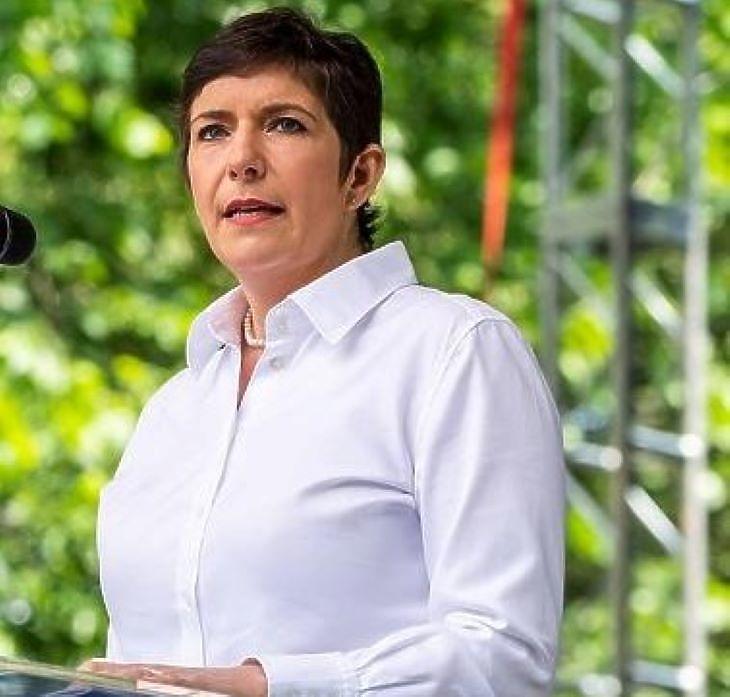Dobrev Klara Hivatalosan Is A Dk Kormanyfojeloltje Mfor Hu