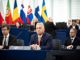 Orbán Viktor miniszterelnök (k) a magyar uniós elnökség programjának ismertetése előtt az Európai Parlament ülésén Strasbourgban 2024. október 9-én. Balról Bóka János európai uniós ügyekért felelős miniszter, jobbról Orbán Balázs, a miniszterelnök politikai igazgatója. 
