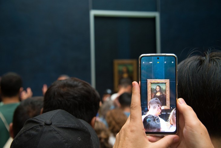 A Mona Lisa a világ egyik legértékesebb és legismertebb festménye: tízezrek szelfiznek vele minden nap. 