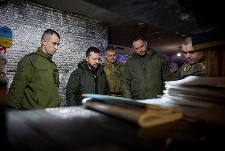  Az ukrán elnöki sajtószolgálat által közreadott képen Volodimir Zelenszkij ukrán elnök látogatást tesz a frontvonalon fekvő kelet-ukrajnai Avgyijivkában 2023. december 29-én. Avgyijivkát az orosz erők hónapok óta ostromolták. Fotó: MTI/EPA/Ukrán elnöki sajtószolgálat