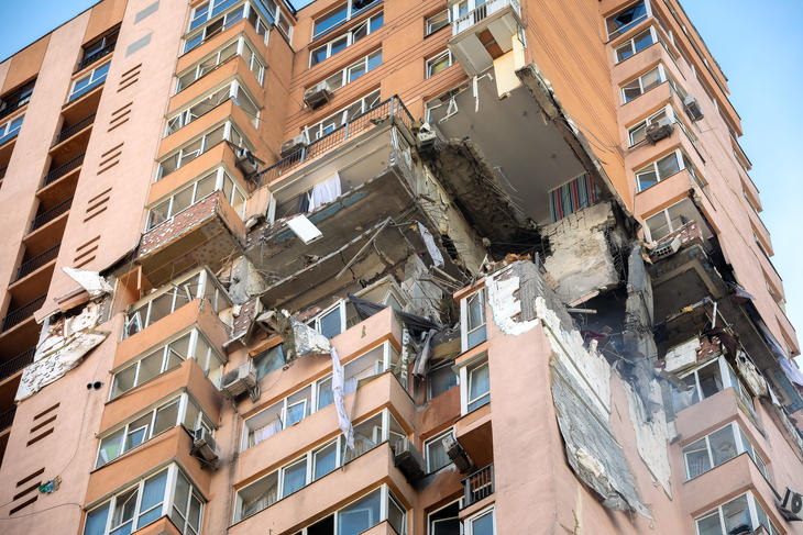 Lebombázott ház Kijevben. Fotó: depositphotos