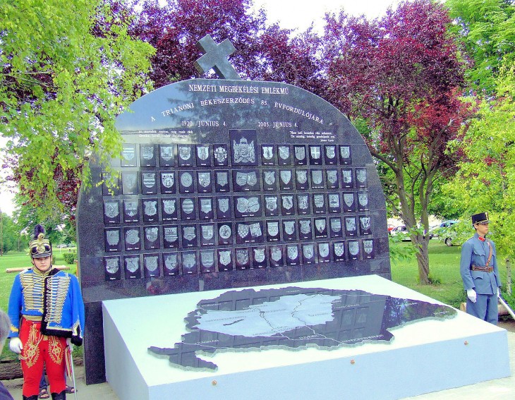 Trianoni emlékmű Csátalján. Fotó: Wikipédia