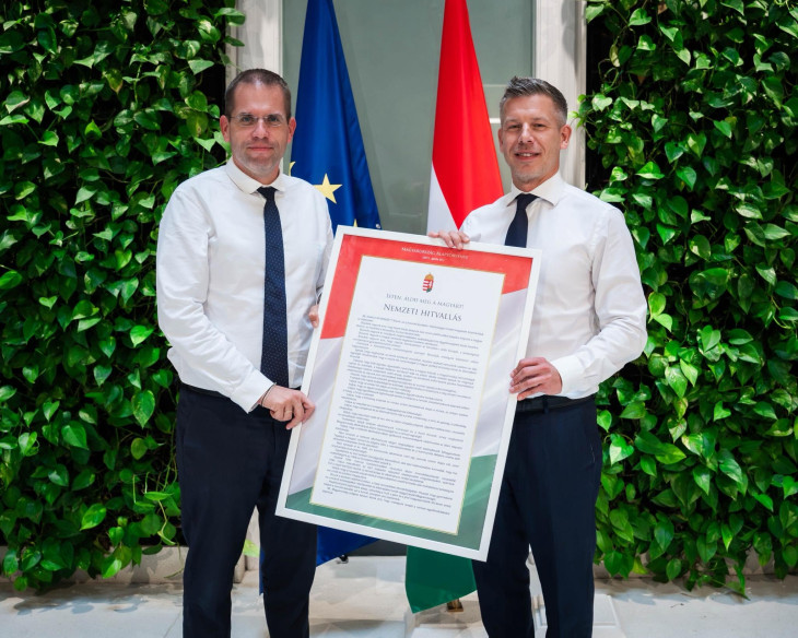 Magyar Péter és Ruff Bálint a Miniszterelnökség faláról leszedett Nemzeti Hitvallással