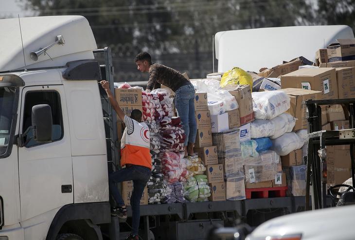 Segélyszálíltmányok érkeznek a Gázai övezetbe. Fotó: MTI/EPA/Haitham Imad 