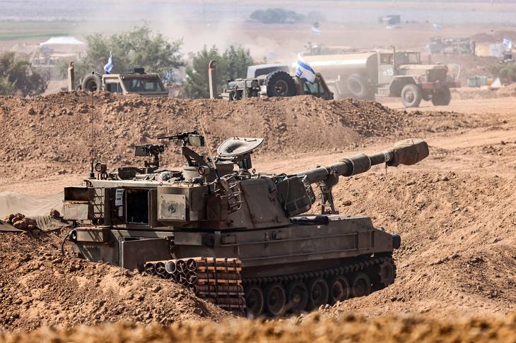 A szárazföldi hadműveletre készülő izraeli hadsereg egyik tüzérségi harcjárműve a Gázai övezet határának térségében, Dél-Izraelben. Fotó: MTI/EPA/Hannibal Hanschke