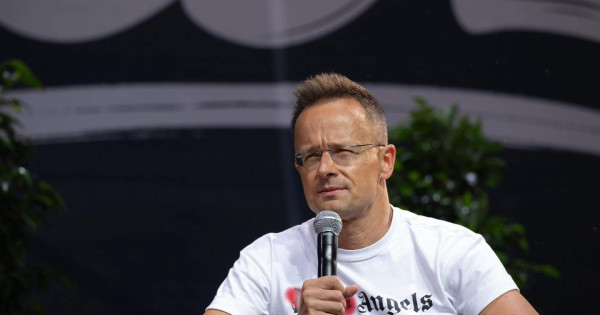 Szijjártó Péter külügyminiszer magához ragadja a szót