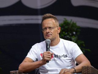 Szijjártó Péter külügyminiszer magához ragadja a szót