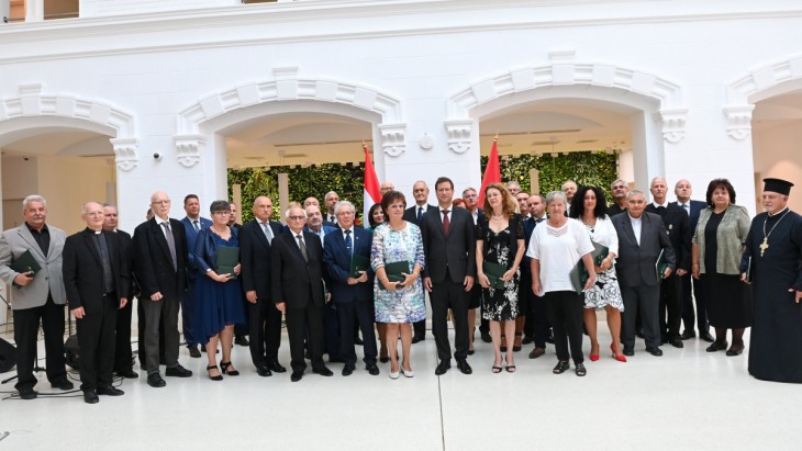 Gulyás Gergely, a Miniszterelnökséget vezető miniszter (középen) a díjazottak társaságában az államalapítás napja alkalmából tartott, állami kitüntetések átadásával egybekötött ünnepségen a Károlyi-Csekonics-palotában 2022. augusztus 19-én. Fotó: MTI/Illyés Tibor