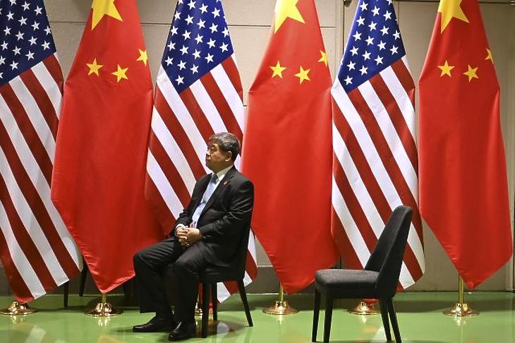 A kínai küldöttség egy tagja várja, hogy befejeződjön Donald Trump és Hszi Csin-ping tárgyalása a G20-on, Oszakában 2019. június 29-én. Fotó: EPA/Lukas Coch
