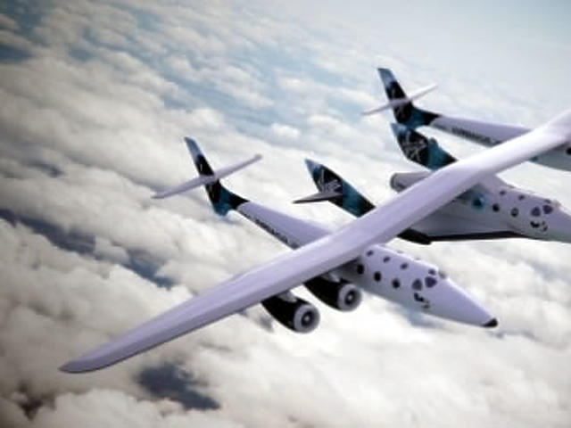 A hordozó-repülőgép a SpaceShipTwo-val (középen)