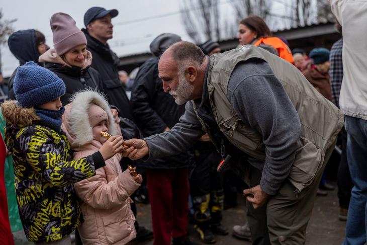 José Andrés spanyol sztárséf, a World Central Kitchen nonprofit szervezet alapítója segít a szervezet segélyszállítmányának szétosztásában a dél-ukrajnai Herszonban 2022. november 17-én.  Fotó: MTI/AP