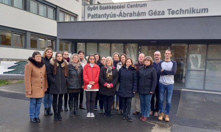 A Győri SZC Pattantyús-Ábrahám Géza Technikum 19 oktatója is csatlakozott 2023. január 31-én  a sztrájkhoz. Fotó: Facebook/PDSZ
