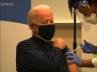 Joe Bidennek beadták a Pfizer-BioNTech vakcinát