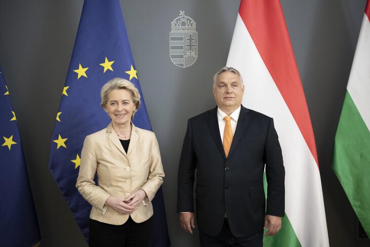 Amikor egymás mellett álltak: Ursula von der Leyen, az Európai Bizottság elnöke és Orbán Viktor Budapesten 2022. május 9-én. 
