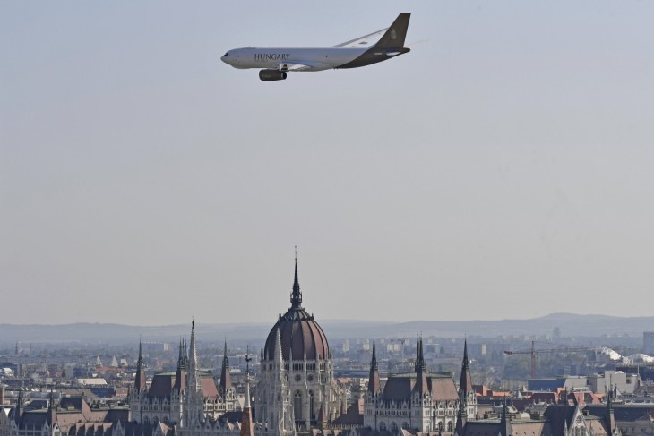 A KKM Airbus A-330 szállító repülőgépének alacsony áthúzása a Duna felett az államalapítás ünnepe alkalmából rendezett légiparádén 2023. augusztus 20-án. Nem tudni, hogy a kép készültekor már sérült volt-e a hajtómű. Fotó: MTI/Lakatos Péter