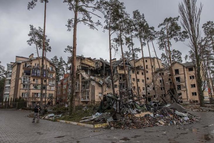 A pusztítás nyomai egy orosz légicsapást követően Irpinyben 2022. március 3-án. Fotó: MTI/EPA