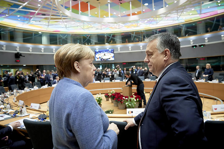 Nem könnyű kapcsolat. Angela Merkel és Orbán Viktor egy 2018-as EU-csúcson Brüsszelben. (Fotó: Európai Tanács) 
