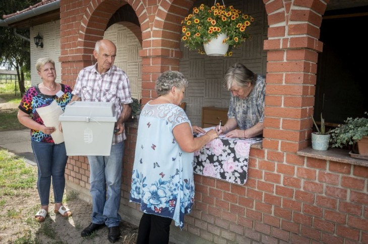 Petőfiszálláson is kértek mozgóurnát