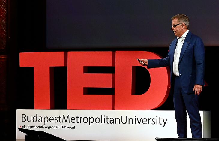 Matolcsy György, a Magyar Nemzeti Bank elnöke előadást tart a Budapesti Metropolitan Egyetem Kezedben a jövő - TEDx konferenciáján az Uránia Nemzeti Filmszínházban 2022. november 10-én. Fotó: MTI/Máthé Zoltán