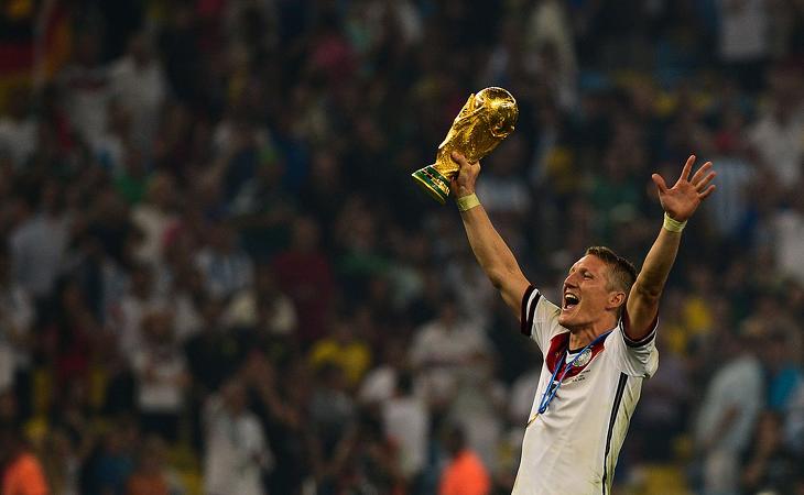 Bastian Schweinsteiger a 2014-es német vb-győzelem után a trófeával (Fotó: Wikipedia)