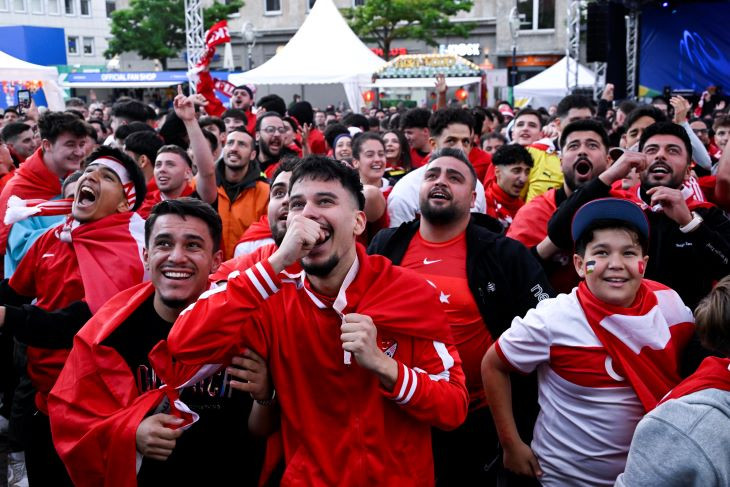 Őrjöngő török drukkerek a stadionon kívül