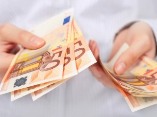 Jól járhatunk, ha kártyával és nem készpénzzel fizetünk a nyaraláson. 