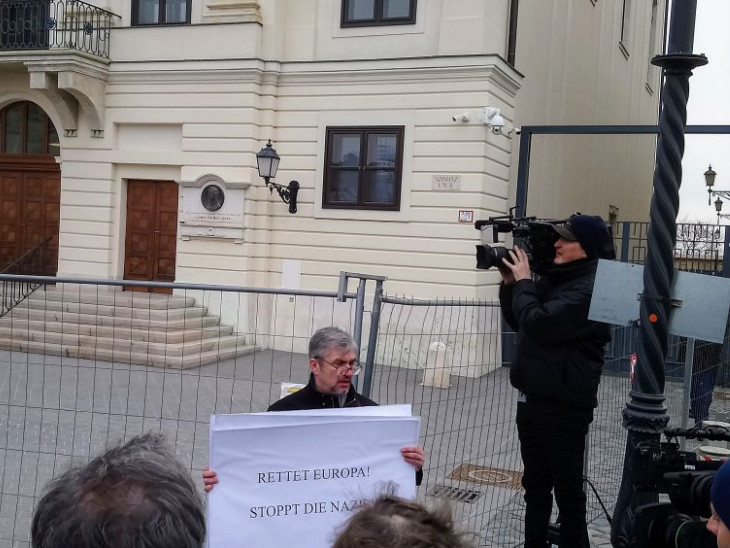 A populisták a demokrácia fasisztái - áll a táblán