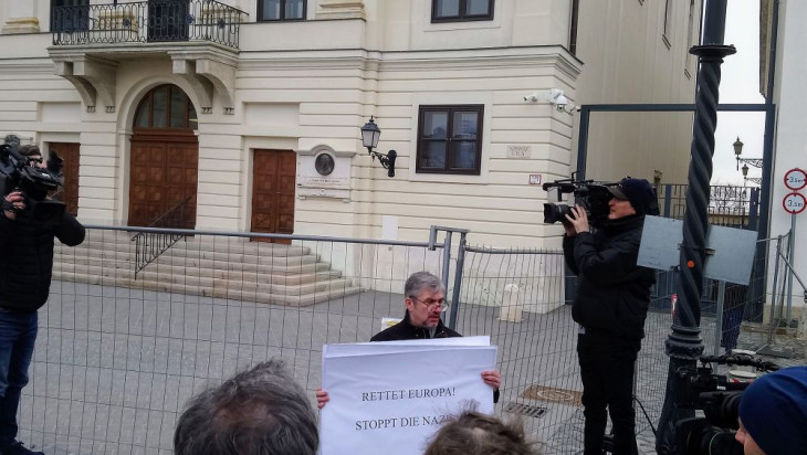 A populisták a demokrácia fasisztái - áll a táblán