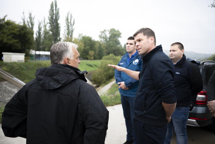 Orbán Viktor miniszterelnök az esőzések miatt szükségessé vált árvízvédelmi felkészülést ellenőrzi a Duna árvízvédelmi létesítményeinél Budapest és Pest vármegye határán 2024. szeptember 13-án