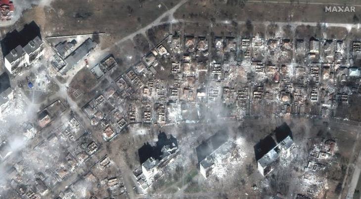 A Maxar Technologies által közreadott műholdfelvétel megsemmisült lakóépületekről a dél-ukrajnai Mariupolban 2022. március 29-én. Fotó: MTI/EPA