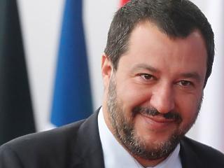 Salvini nevet vált