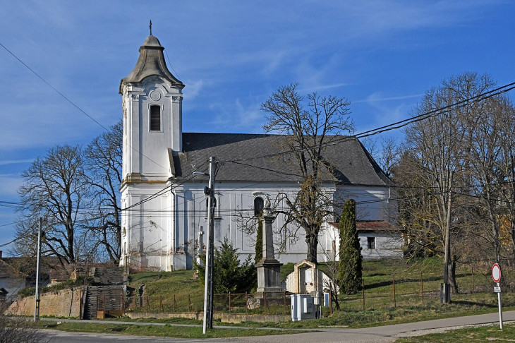 A Balatontól mintegy 35 km-re délre fekvő Bedegkér katolikus temploma