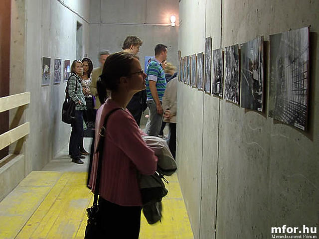 Kiállítás nyílt a 4-es metró egyik gödrében
