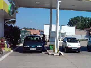 Tömeges bezáráson gondolkodnak a benzinkutasok, és az idő is szorítja őket