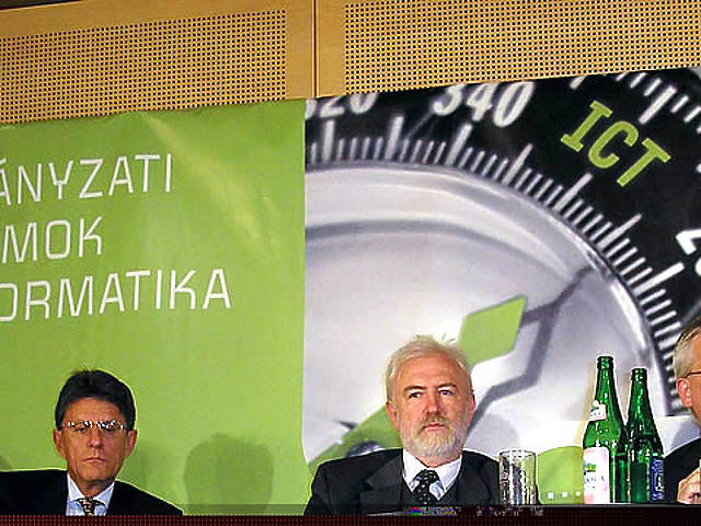 Az egészségügyi reform helyzetéről vitatkozott Gecser Ottó (AXA Biztosító), Kincses Gyula (Egészségügyi Stratégiai Kutatóintézet) és Psotta Tibor (OEP).