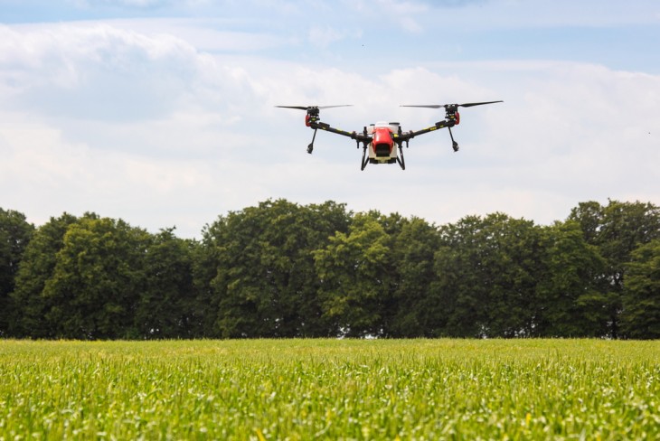 Az óránként 14 hektár lekezelésére képes permetező drónnak 10-11 millió forint a bekerülési költsége. Fotó: Depositphotos