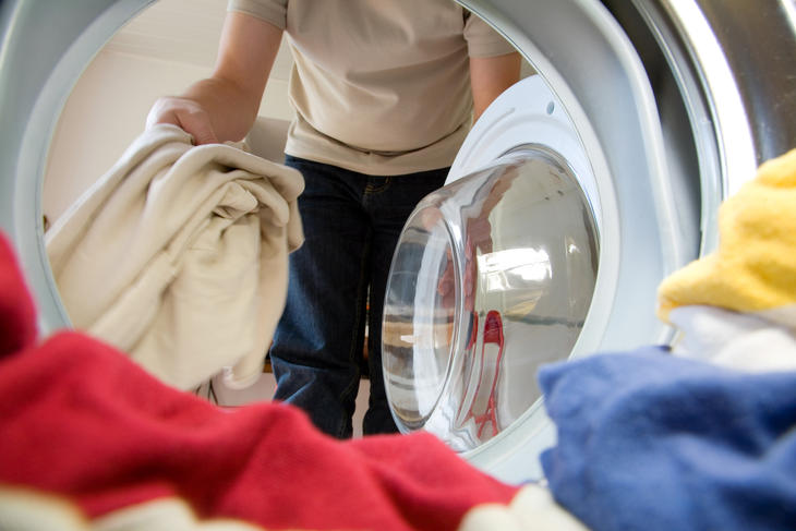 Van, aki egy-két ing miatt beindítja a mosógépet, ami két óráig fogyasztja az áramot. Fotó: Depositphotos