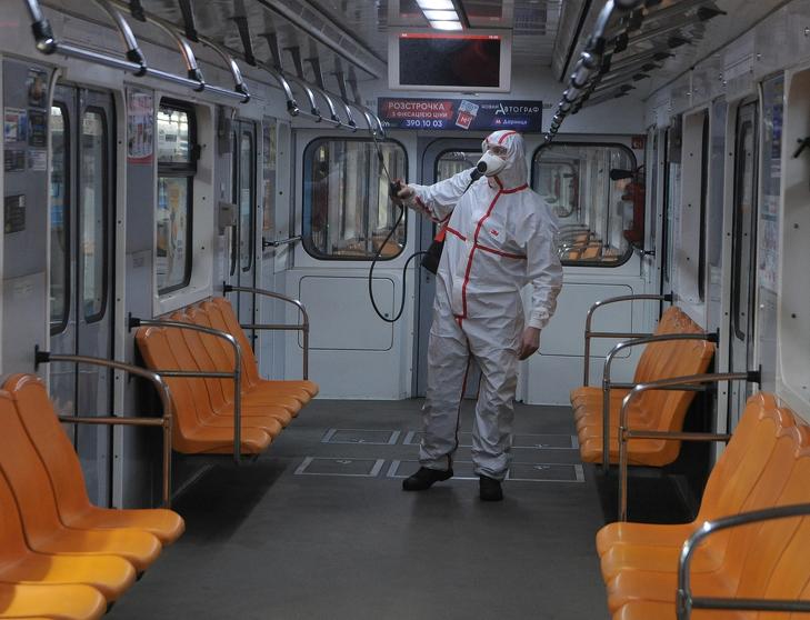 Fertőtlenítik a kijevi metrót egy korábbi Covid-hullám idején. Fotó: Depositphotos