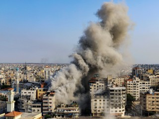 Füst és lángok hullanak, miután rakéta csapódott egy toronyházba Gázában. Fotó: Depositphotos