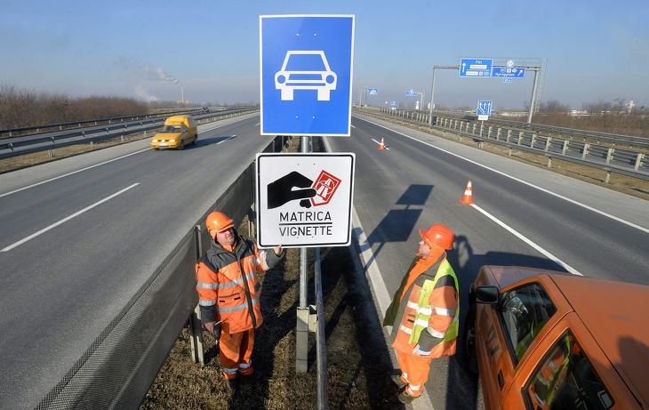 A magyar autósok több mint 5 százalékkal kevesebb matricát vásároltak idén. Fotó: MTI / Máthé Zoltén