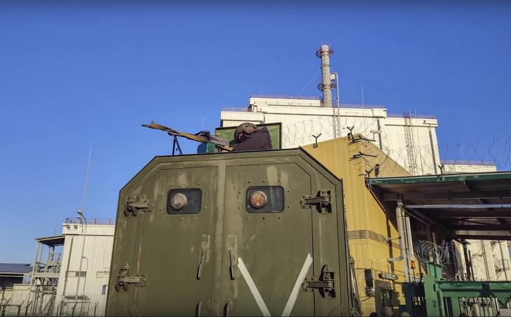 Az orosz védelmi minisztérium sajtószolgálata által közzétett videó egyik képkockáján az látszik, hogy orosz katonák őrködnek a csernobili atomerőműnél 2022. március 7-én. Fotó: orosz védelmi minisztérium sajtószolgálata