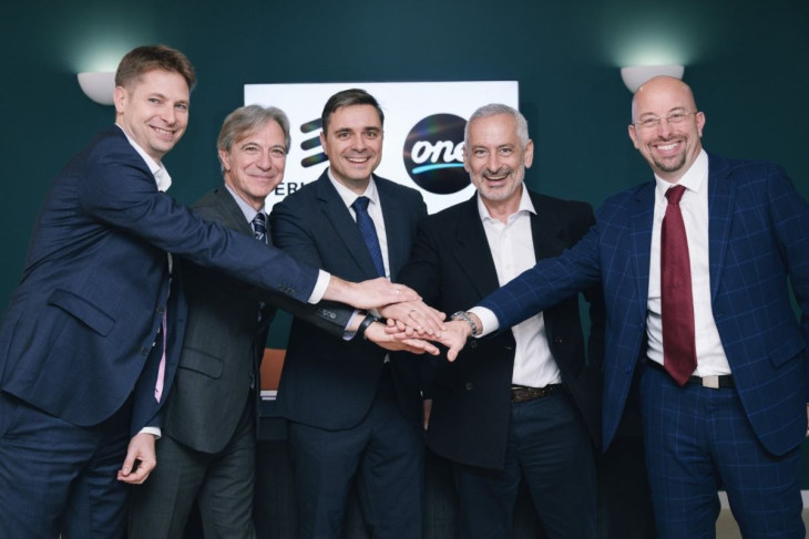 Zarándy Pál, a 4iG csoport mobil és 5G stratégiai igazgatója, Antonio Passarella, az Ericsson Közép-Európáért és Észak-Balkánért felelős vezetője, Brano Drujovic, a One Macedonia ügyvezető igazgatója és  Altmann Gábor a szerződésaláírás után